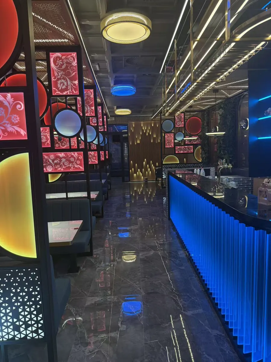 Boxy s červenými ornamenty a bar